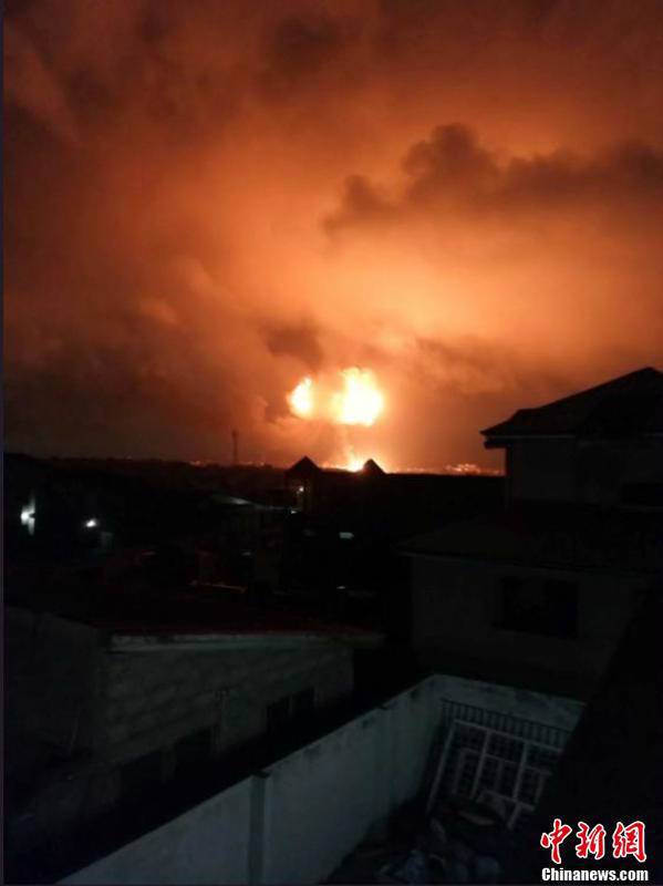 當?shù)貢r間10月7日，加納首都阿克拉市區(qū)北部一燃氣站當晚發(fā)生爆炸，造成至少2人死亡。從視頻截圖畫面來看，現(xiàn)場火光沖天，火勢兇猛。